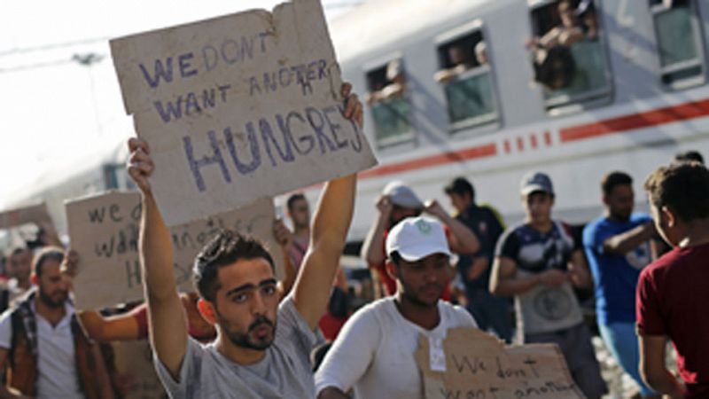 Croacia desvía cientos de refugiados en tren y autobús hacia Hungría tras cerrar siete de sus ocho pasos fronterizos con Serbia