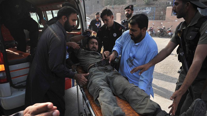 Los talibanes matan, al menos, a 42 personas en un ataque a una base militar en Pakistán