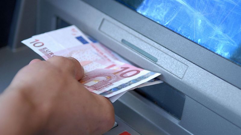 BBVA aplaza el cobro de una comisión de dos euros a los no clientes por usar sus cajeros