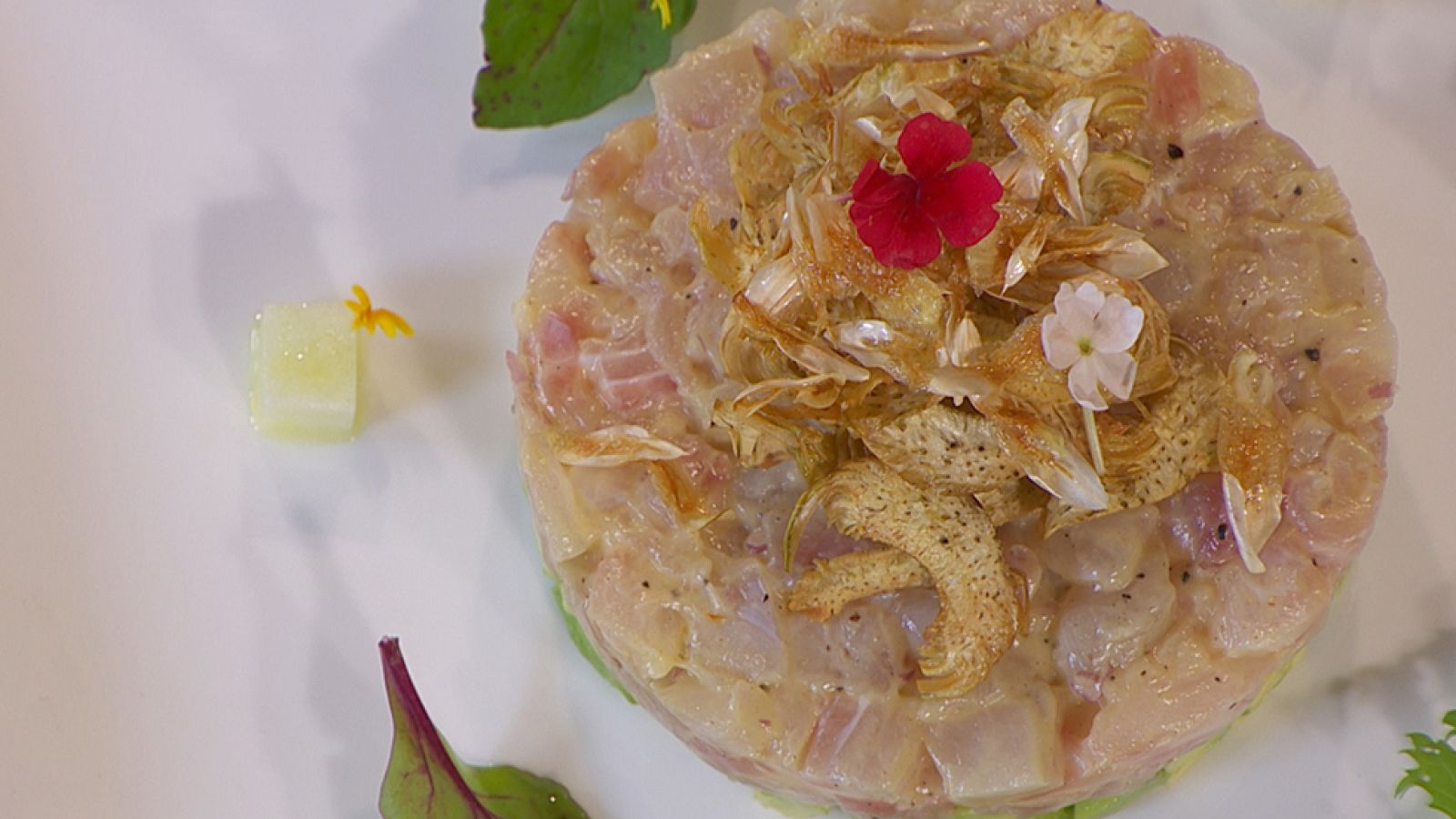 Tartar de mero con aguacate y alcachofa