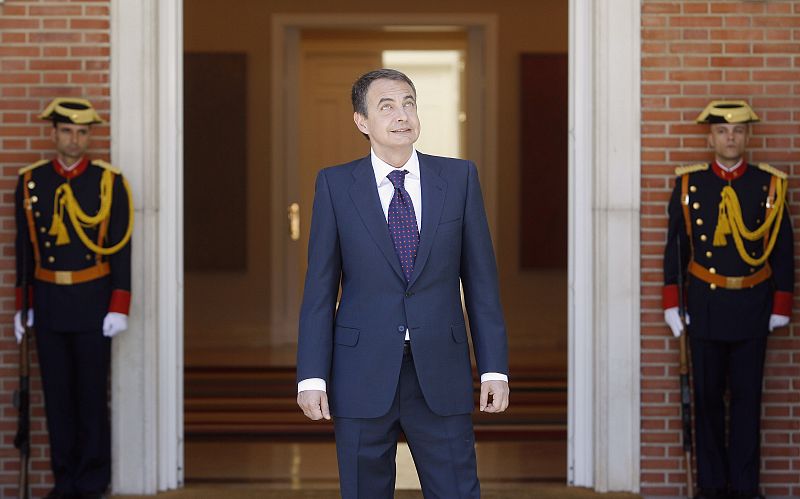 Zapatero recibe a los portavoces políticos para que se sumen a los acuerdos alcanzados con Rajoy
