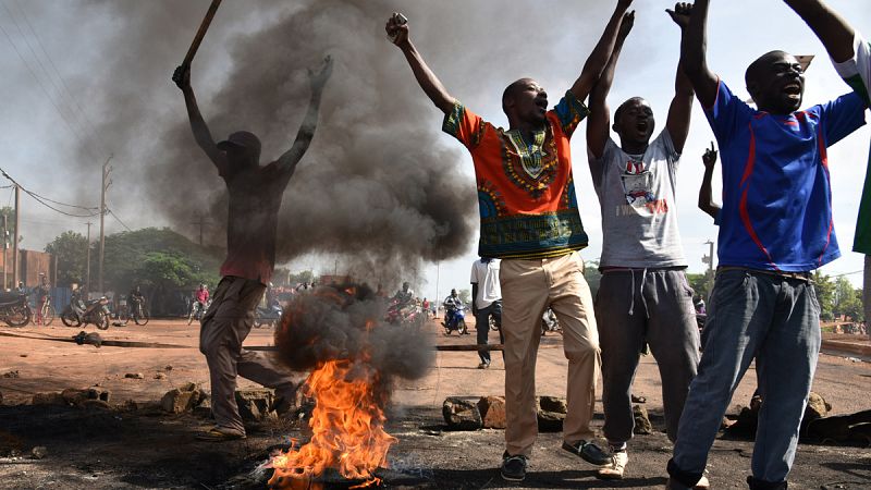 Los golpistas de Burkina Faso prometen devolver el poder y pedir perdón