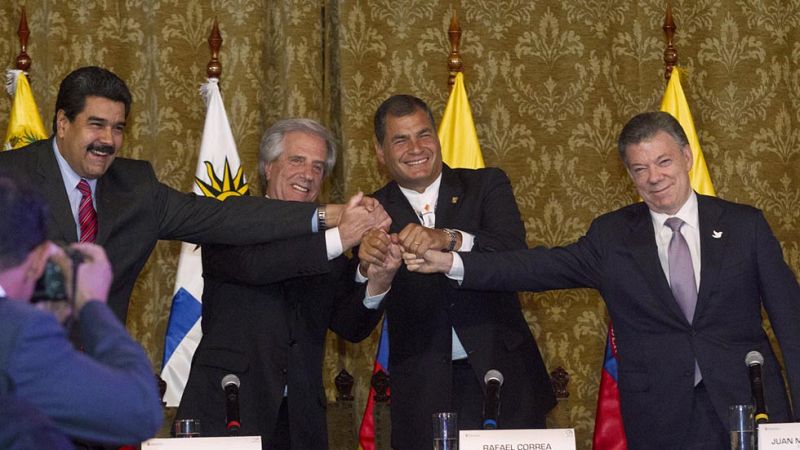 Santos y Maduro suavizan la crisis fronteriza y acuerdan el retorno de sus embajadores