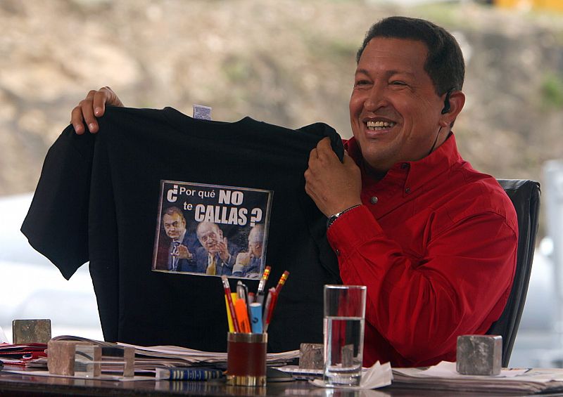 Chávez muestra la camiseta del '¿Por qué no te callas?' en su programa de televisión