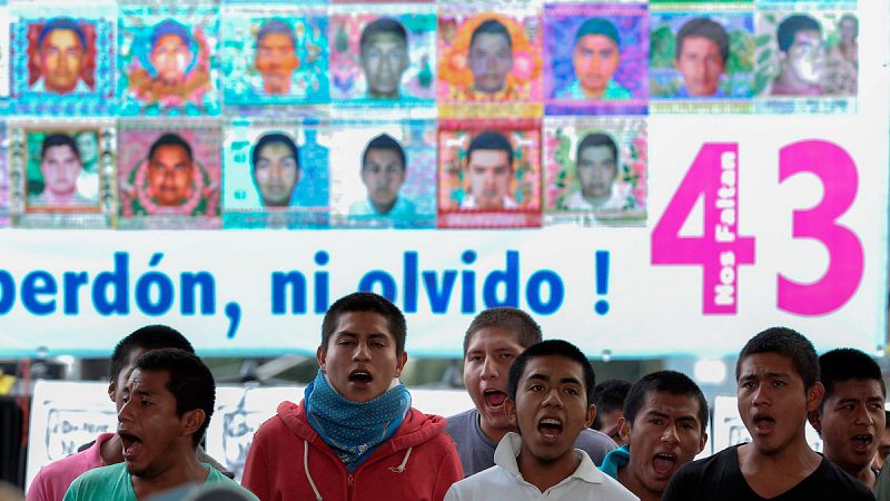 Peña Nieto promete a los padres de los 43 jóvenes que creará una fiscalía para la búsqueda de desaparecidos
