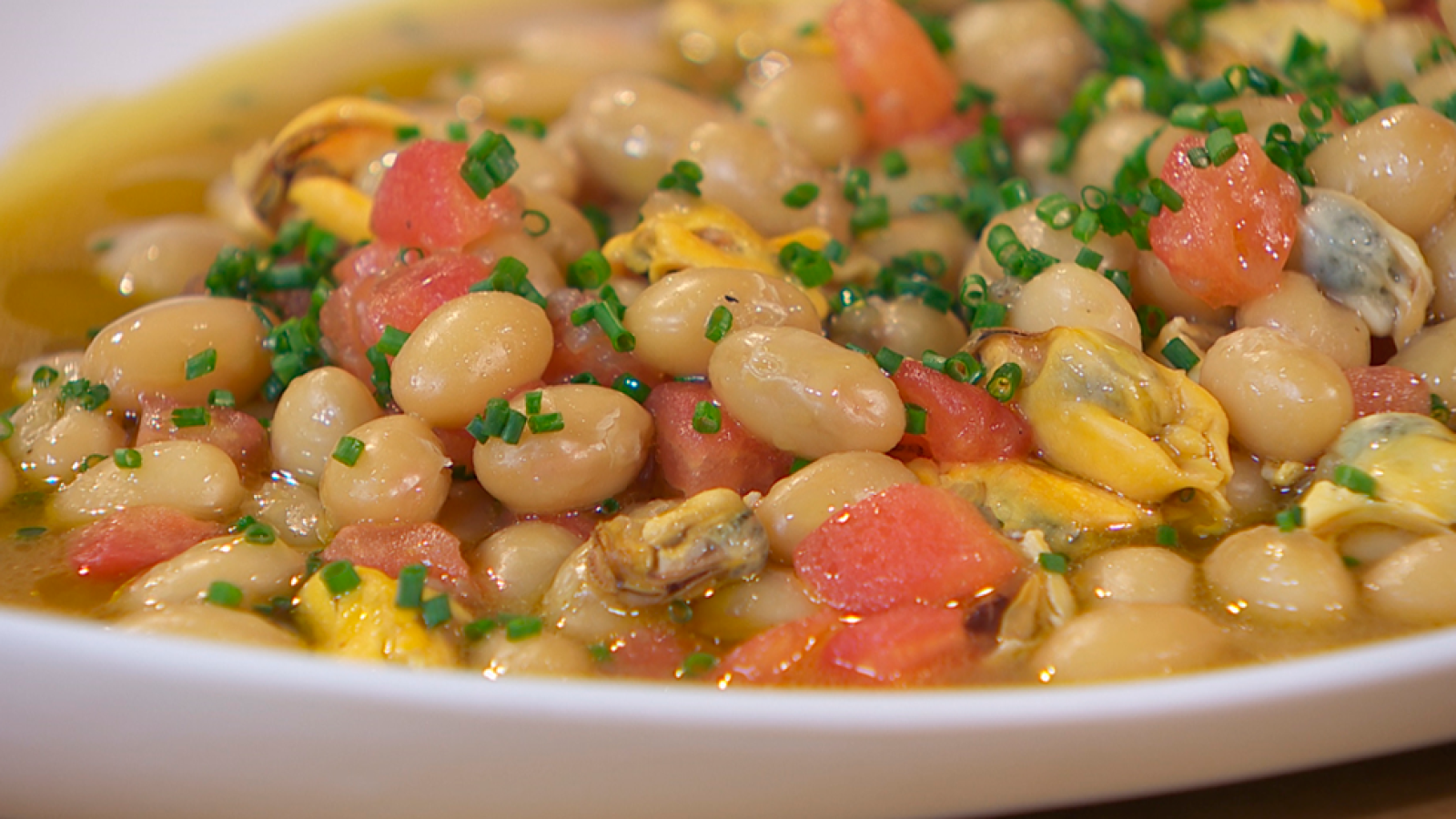 Receta de pochas con mejillones de roca