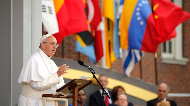 El papa llama a los inmigrantes a no avergonzarse nunca de sus tradiciones