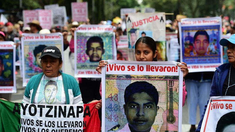 Familiares y amigos de los 43 estudiantes desaparecidos en Iguala claman justicia un año después