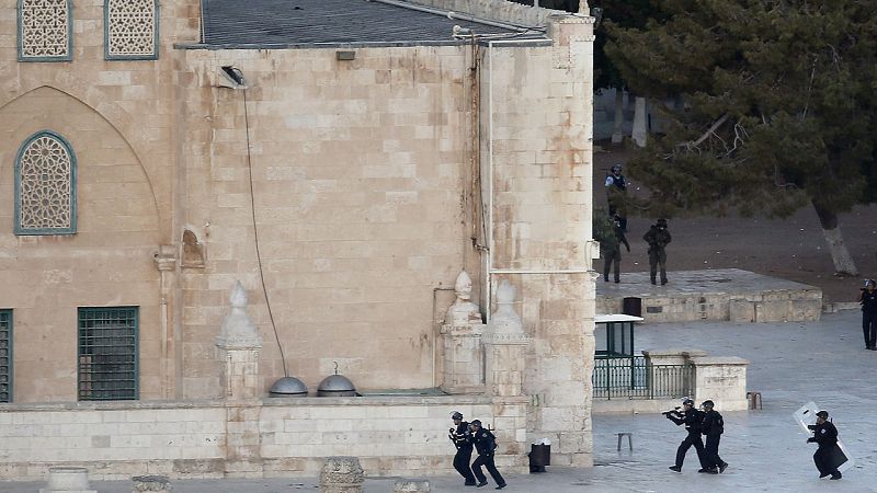La Policía israelí vuelve a entrar en la Explanada de las Mezquitas y se enfrenta con jóvenes en Al Aqsa