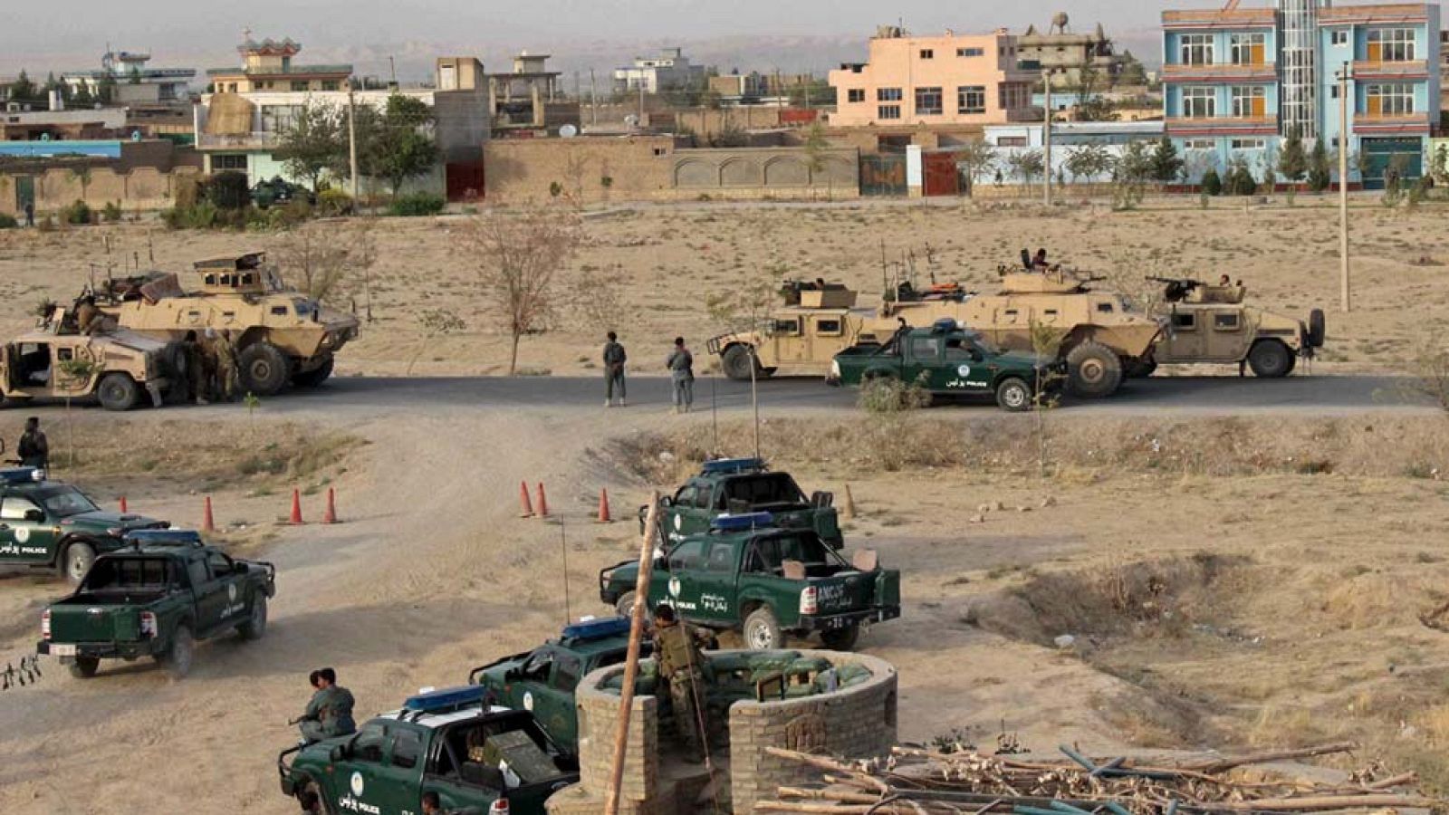 Aviones de EE.UU. bombardean Kunduz para ayudar a las tropas afganas a arrebatar la ciudad a los talibanes | Ver