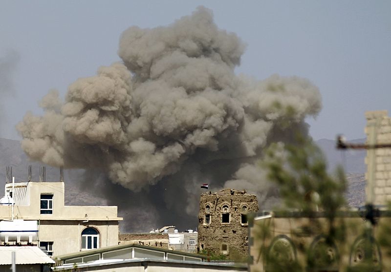 Los médicos elevan a 130 el número de civiles muertos en el ataque más mortífero de la guerra en Yemen