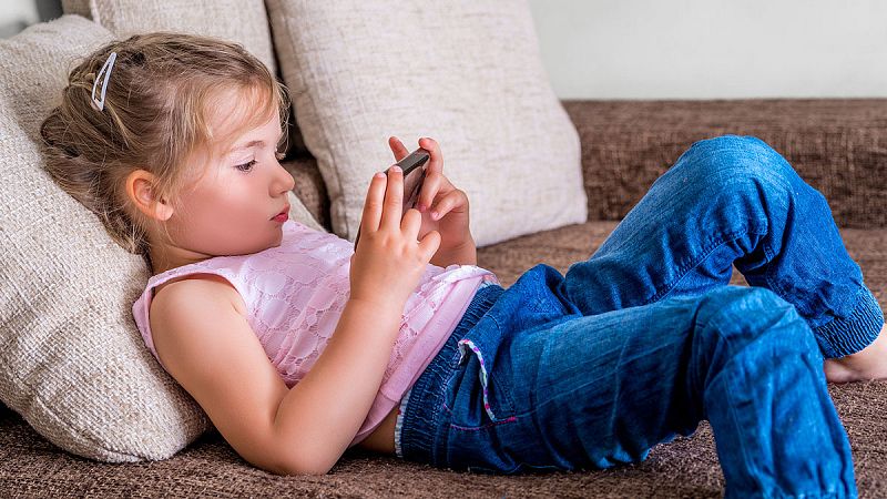 Uno de cada tres niños de diez años tiene móvil propio, según el INE