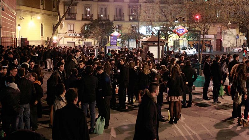 Carmena plantea que los universitarios ayuden a barrer Madrid tras los botellones