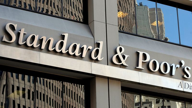 S&P eleva un escalón la nota de España, hasta BBB+, por el "impacto positivo de las reformas"