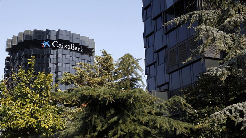 CaixaBank deja de cobrar la comisión a los no clientes por usar sus cajeros