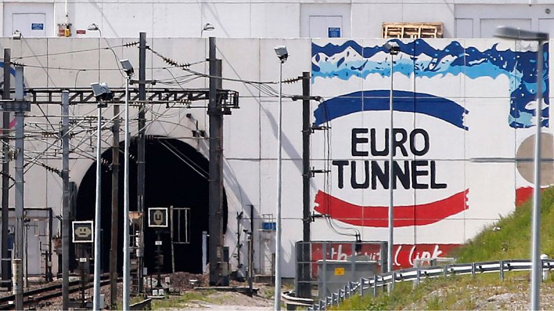 Eurotúnel cierra el tráfico al irrumpir un centenar de inmigrantes en la terminal de Calais