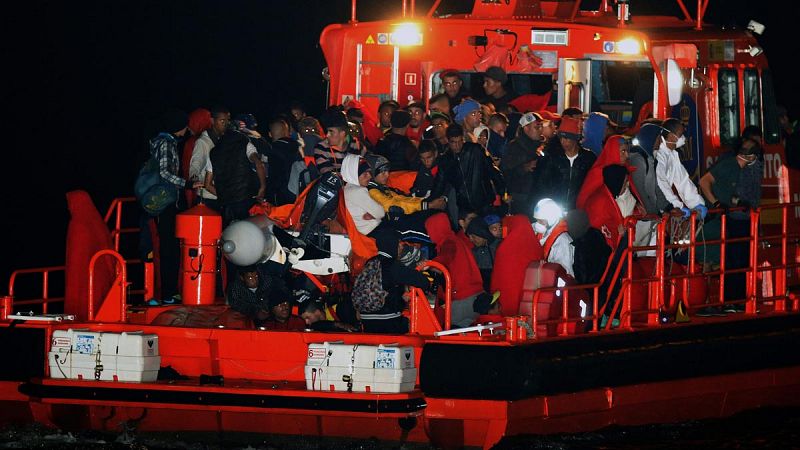 Más de cien inmigrantes llegan a la costa de Cádiz en cinco pateras