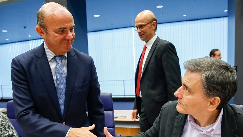 De Guindos asegura que Bruselas no pide más recortes a España de cara a 2016 para cumplir con el déficit