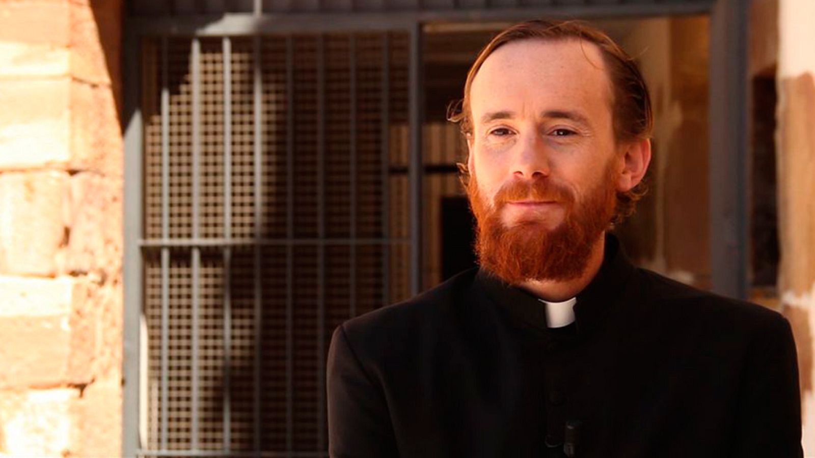 Daniel Pérez Prada interpreta al cura de Ezcaray en 'Olmos y Robles'. Hasta ahora le hemos visto corriendo y oficiando misas, pero oculta un gran secreto... ¿cuál será?