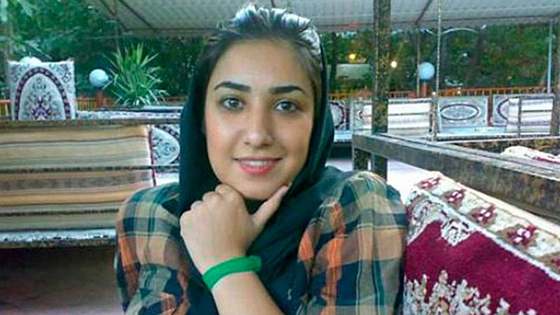 Irán obliga a una caricaturista presa a someterse a una "prueba de virginidad"