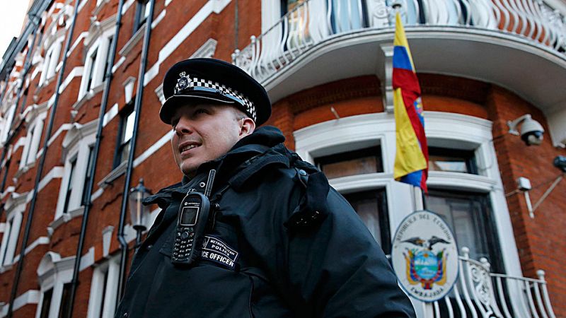 Reino Unido deja de vigilar de forma permanente a Assange y convoca al embajador de Ecuador