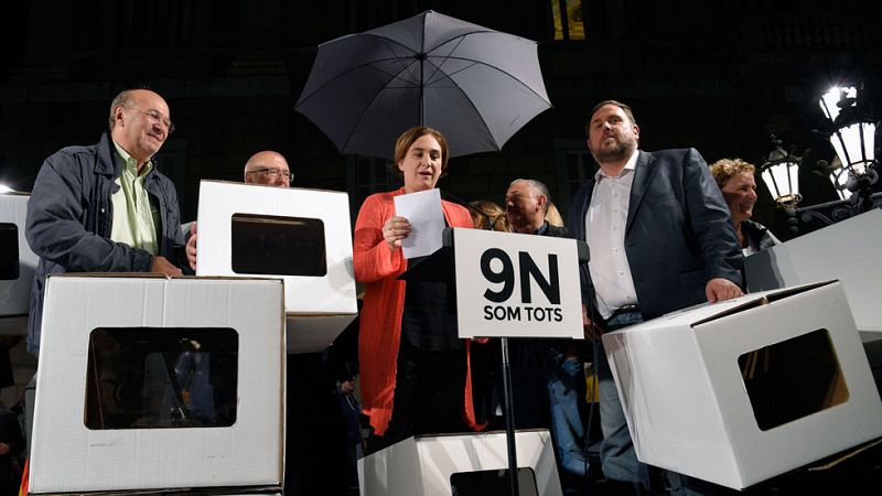 Colau lidera el manifiesto de la protesta en Barcelona contra las querellas "antidemocráticas" por el 9N