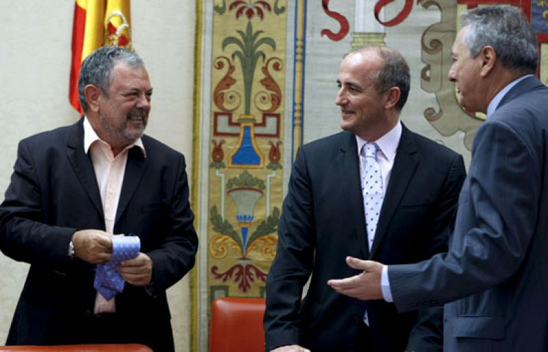 Sebastián rectifica y vuelve a ponerse corbata