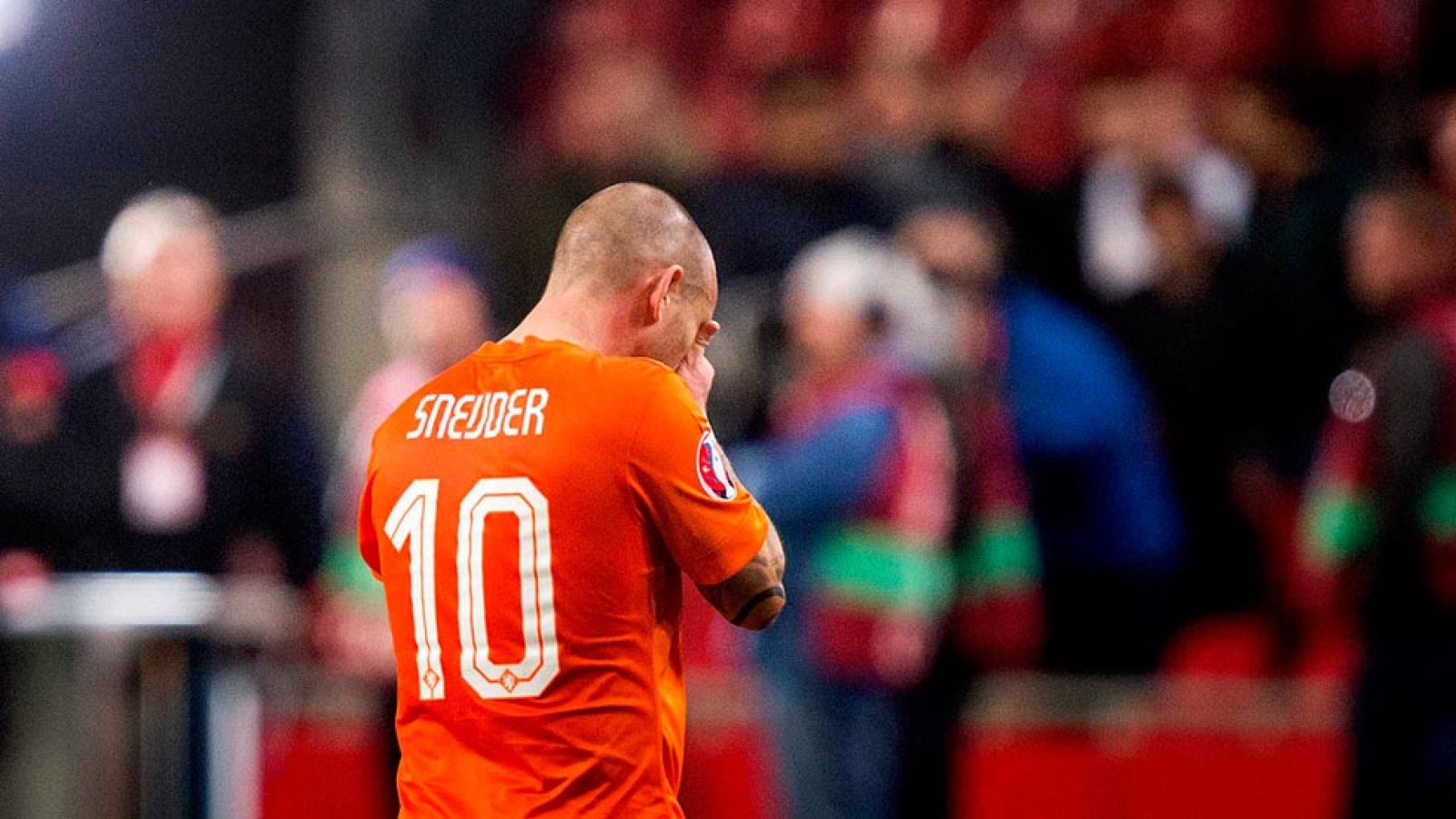 Sneijder se lamenta de la debacle de su selección.