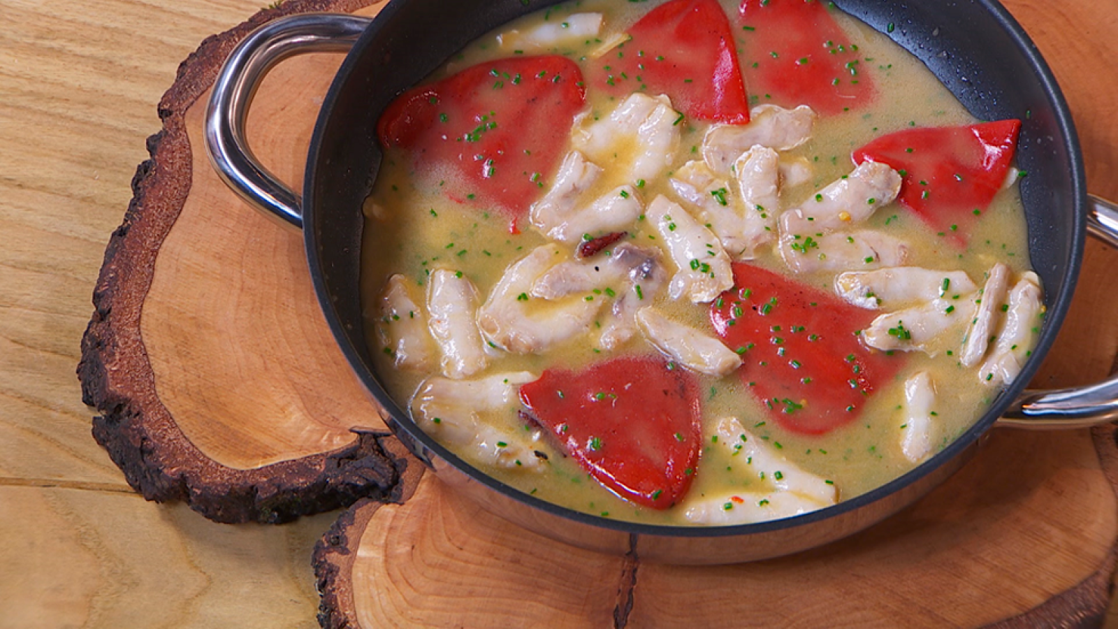 Receta de cocochas de merluza con pil pil pimientos del piquillo