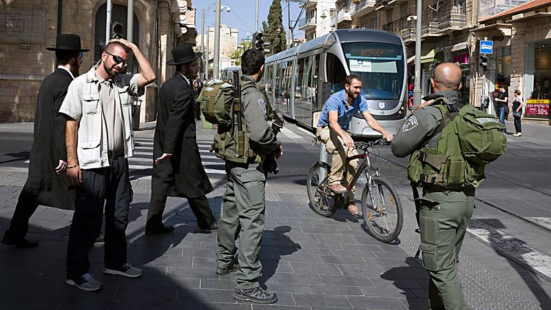 Los israelíes se pertrechan con armas mientras los palestinos preparan otro 'viernes de ira'