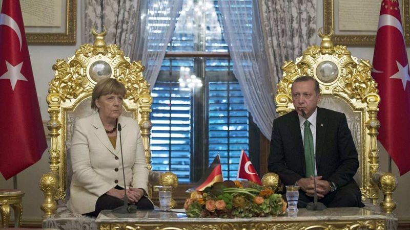 Merkel aboga por ayudar a TurquMerkel aboga por ayudar a Turquía para frenar la llegada de refugiados sirios a Europa