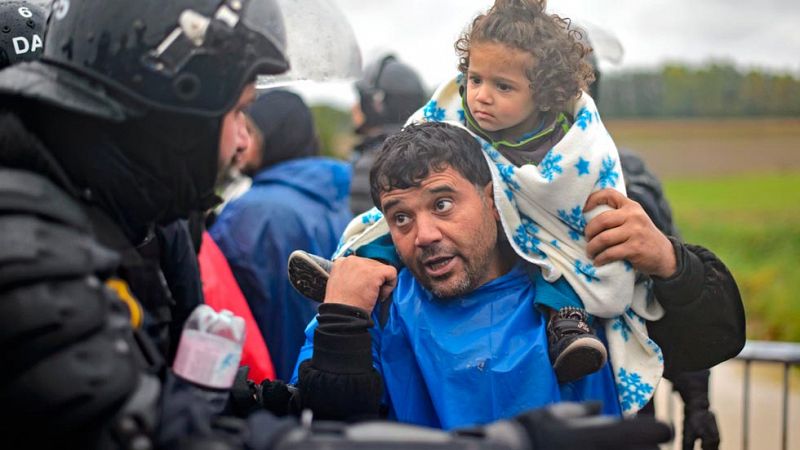Croacia autoriza la entrada de miles de migrantes desde la frontera serbia