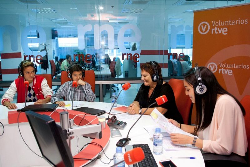 Jvenes de Aldeas Infantiles SOS viven en directo la emocin de la radio en el II taller de la Plataforma de Voluntariado de RTVE