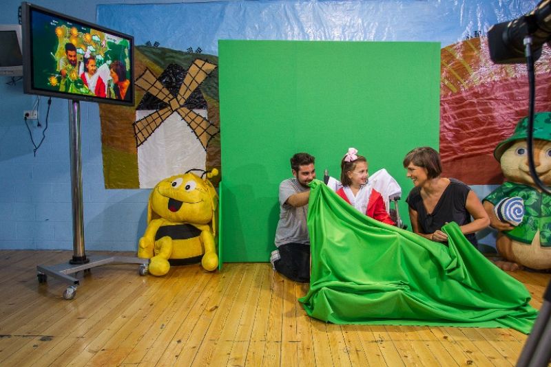 Voluntarios de RTVE llevan la magia de 'El Tiempo' al Hospital La Paz