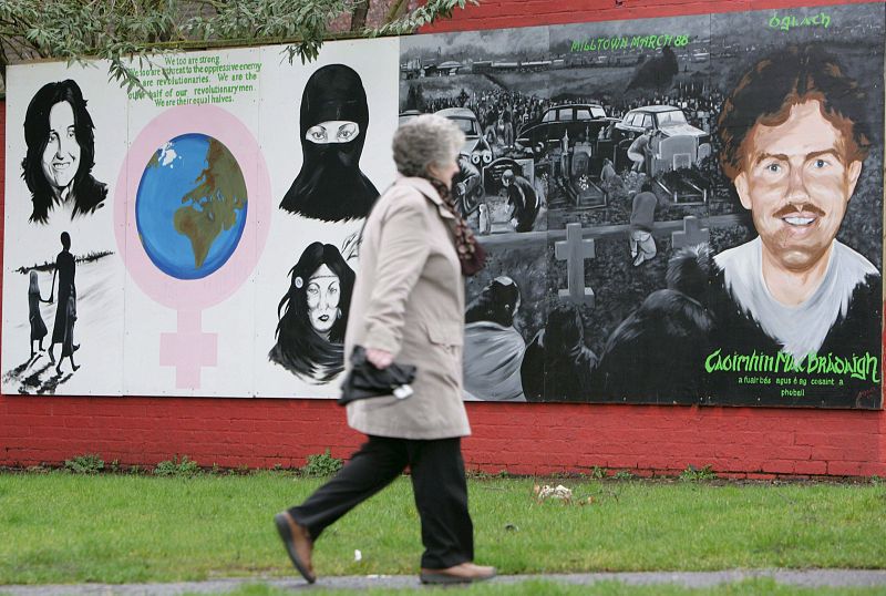 Reino Unido afirma que el IRA "sigue existiendo" pero apoya el proceso de paz