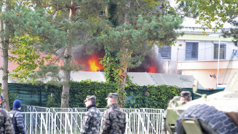 Un incendio quema la mitad de las tiendas de un centro de acogida de refugiados en Eslovenia