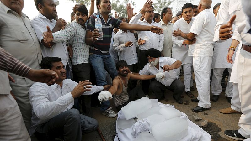 Miles de intocables indios exigen justicia tras la muerte de dos niños