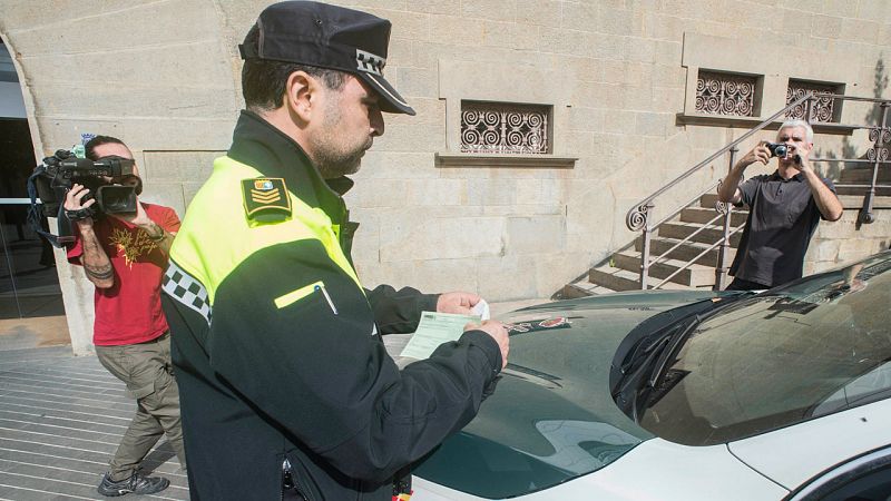La Policía de Olot multa a un coche de la Guardia Civil mientras registraba el Ayuntamiento