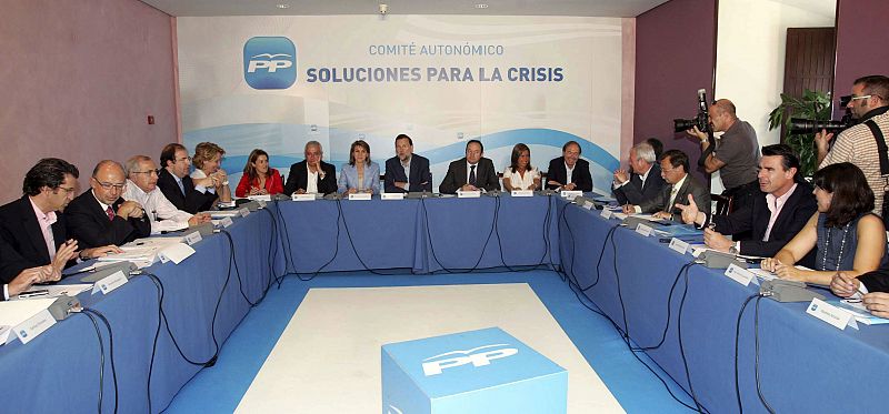 Mariano Rajoy: "la crisis existe y no se arregla sola"