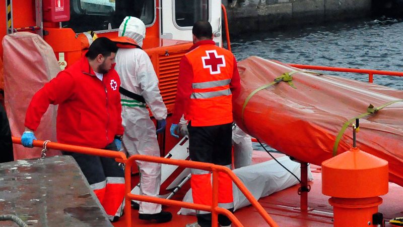Muere un inmigrante al volcar una patera que intentaba llegar a Ceuta