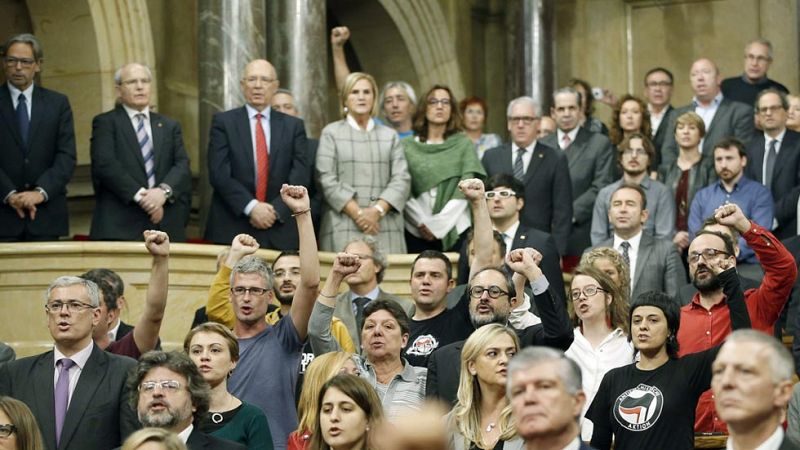 Junts pel Sí y la CUP pactan iniciar el proceso hacia una Cataluña independiente ignorando al TC