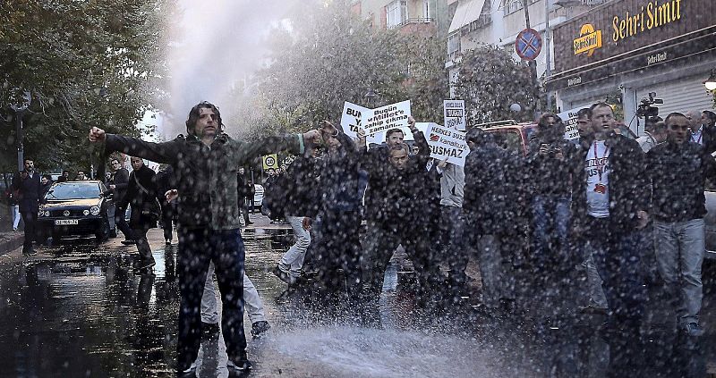 La Policía turca irrumpe por la fuerza en la sede de un conglomerado de medios críticos con Erdogan