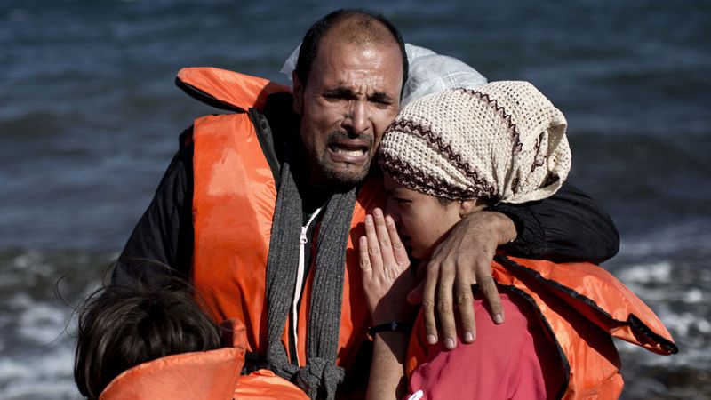 Los equipos de rescate buscan a más de 30 refugiados desaparecidos en el naufragio de su barca en Grecia
