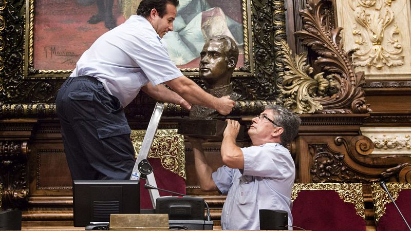 La Delegación del Gobierno demanda al Ayuntamiento de Barcelona por no colocar la imagen del rey