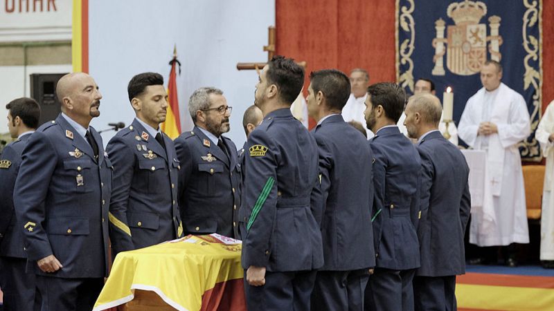 Morenés impone la Cruz del Mérito Aeronáutico a los militares fallecidos en el accidente de helicóptero