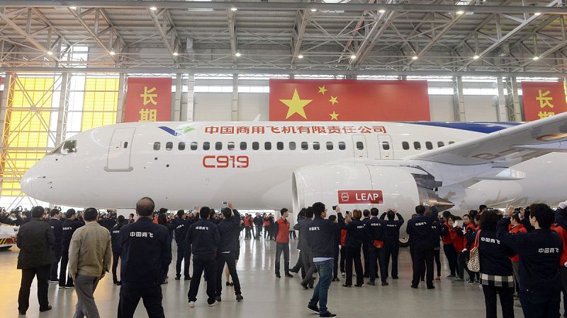 China presenta su primer avión comercial de larga distancia, que busca competir con Airbus y Boeing