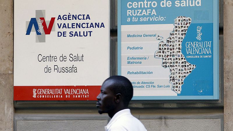 El TC suspende la ley valenciana que permite a los inmigrantes irregulares el acceso universal a la sanidad
