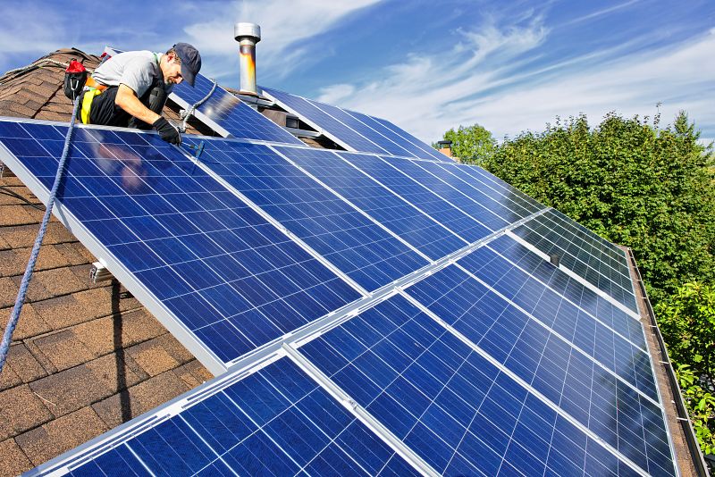El sector fotovoltaico dice que el denominado 'impuesto al sol' supondrá para el autoconsumidor "una sobrecontribución" al sistema