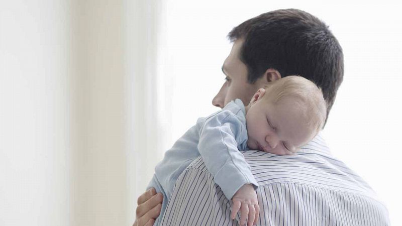 Podemos propone equiparar el permiso de paternidad con el de maternidad de 16 semanas en seis años