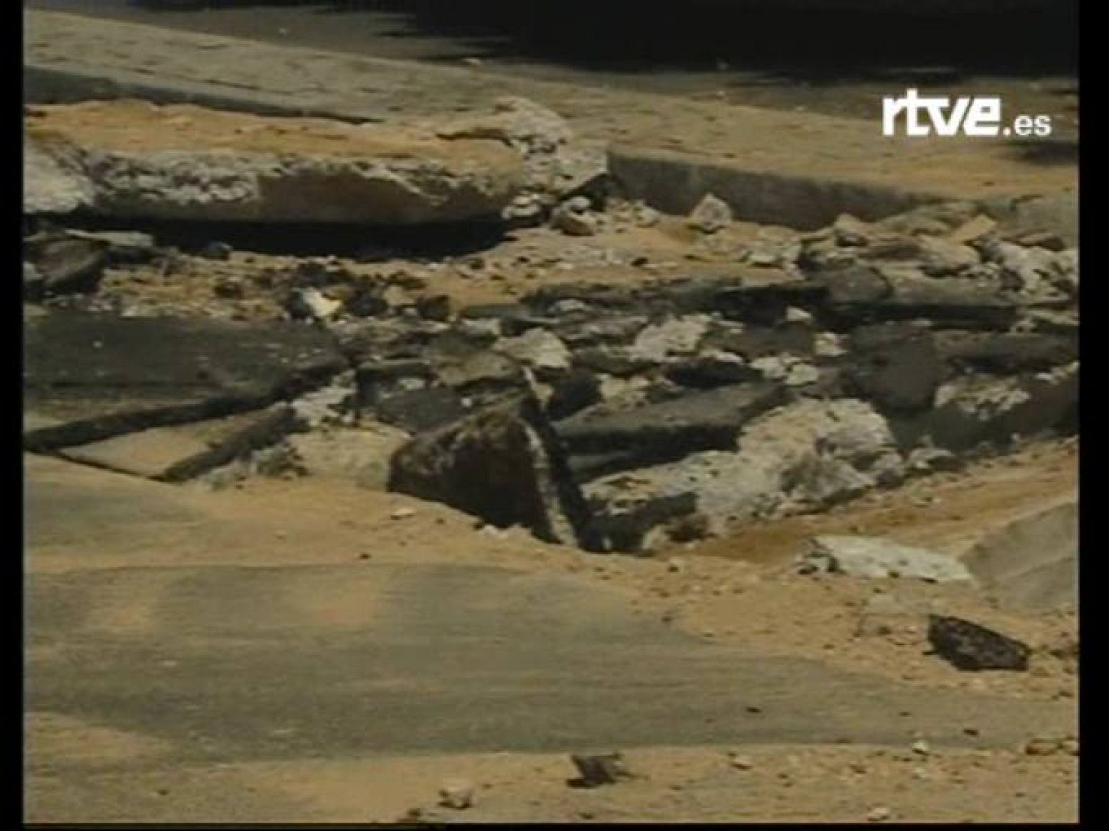 Tres personas, dos hombres y una mujer, han resultado heridas leves en una explosión accidental de una cámara subterránea de cableado en Madrid, junto a la estación de Atocha.